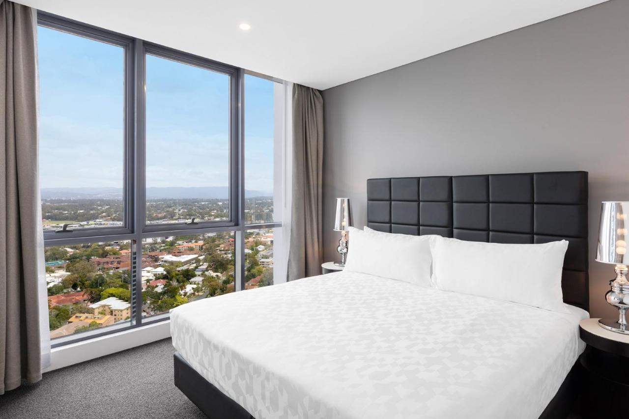 Meriton Suites Southport Gold Coast Buitenkant foto A bedroom at the hotel