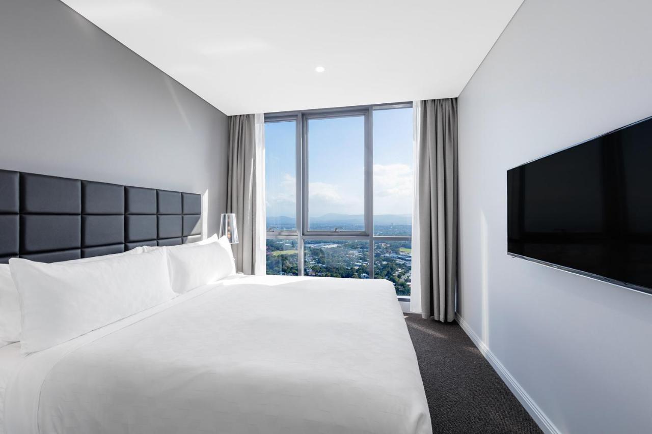 Meriton Suites Southport Gold Coast Buitenkant foto A bedroom in the hotel