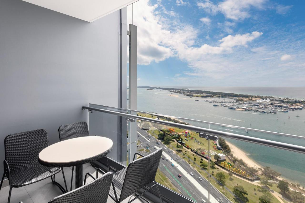 Meriton Suites Southport Gold Coast Buitenkant foto View from a balcony