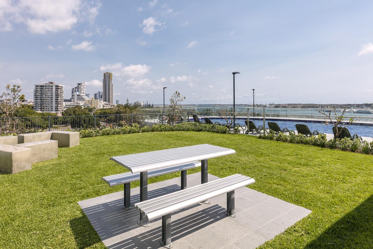 Meriton Suites Southport Gold Coast Buitenkant foto The rooftop garden
