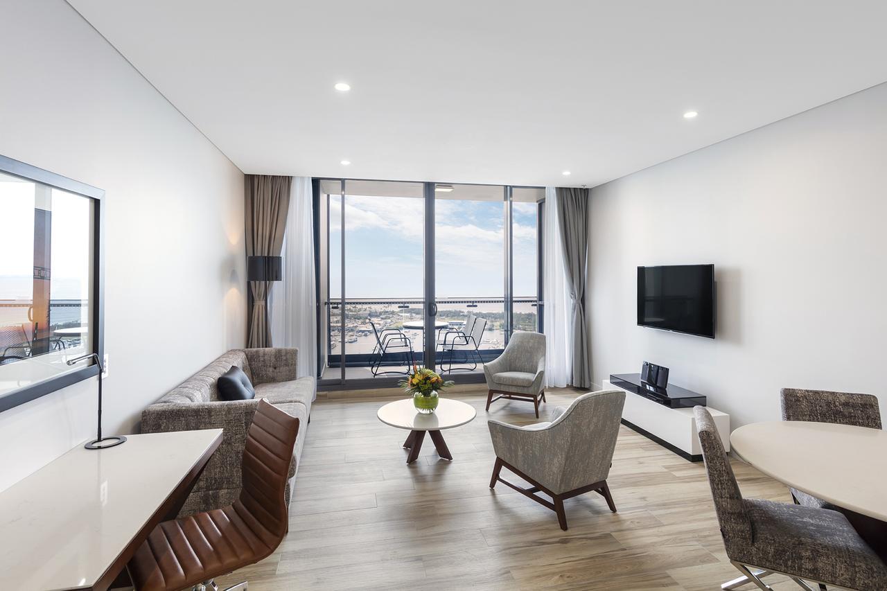 Meriton Suites Southport Gold Coast Buitenkant foto The interior of a typical apartment